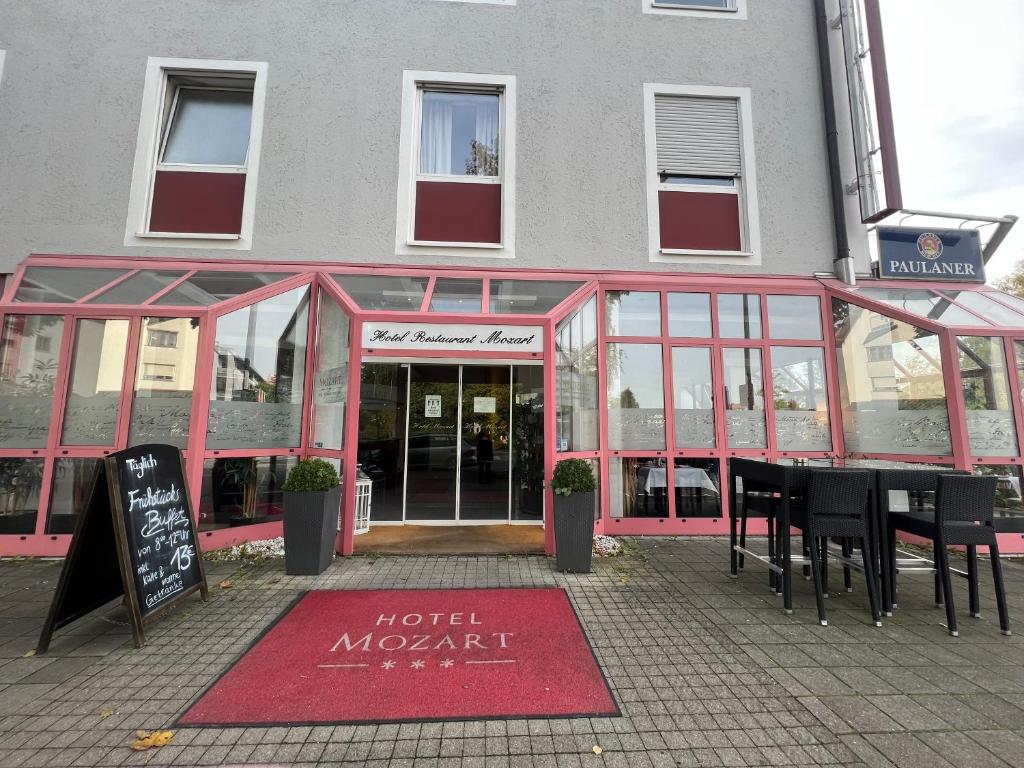 un hall d'hôtel avec une table en face d'un bâtiment dans l'établissement Hotel Mozart, à Traunreut