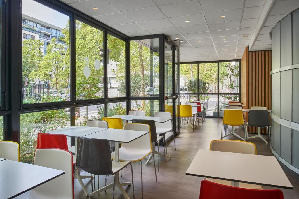 Restaurant ou autre lieu de restauration dans l&#39;&eacute;tablissement Hotel Campanile Paris-Bercy Village
