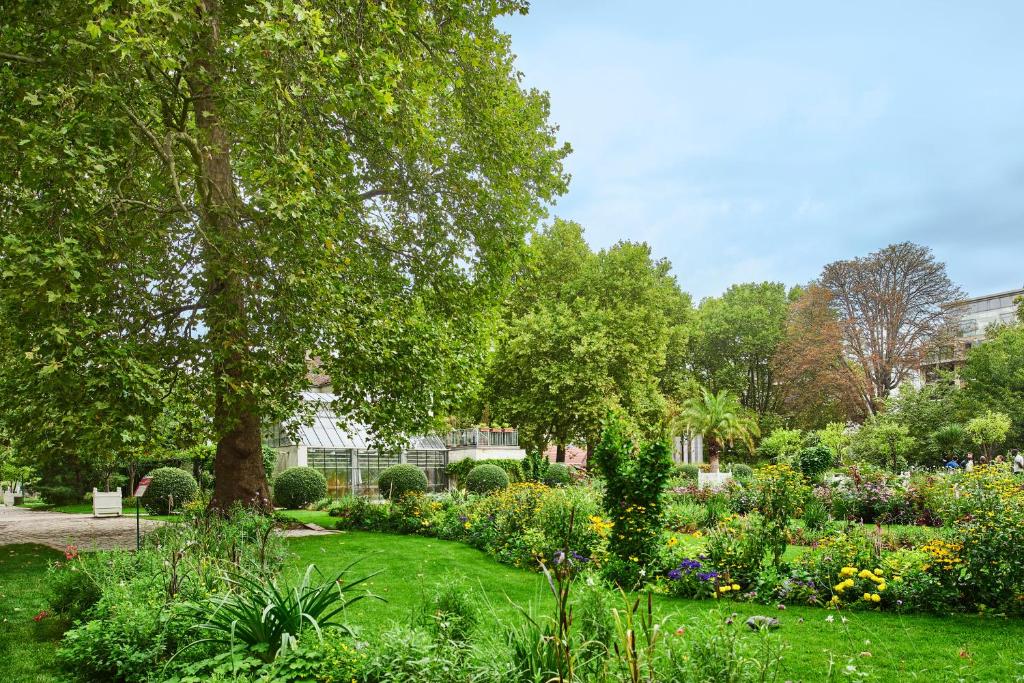 Jardin de l&#39;&eacute;tablissement Hotel Campanile Paris-Bercy Village