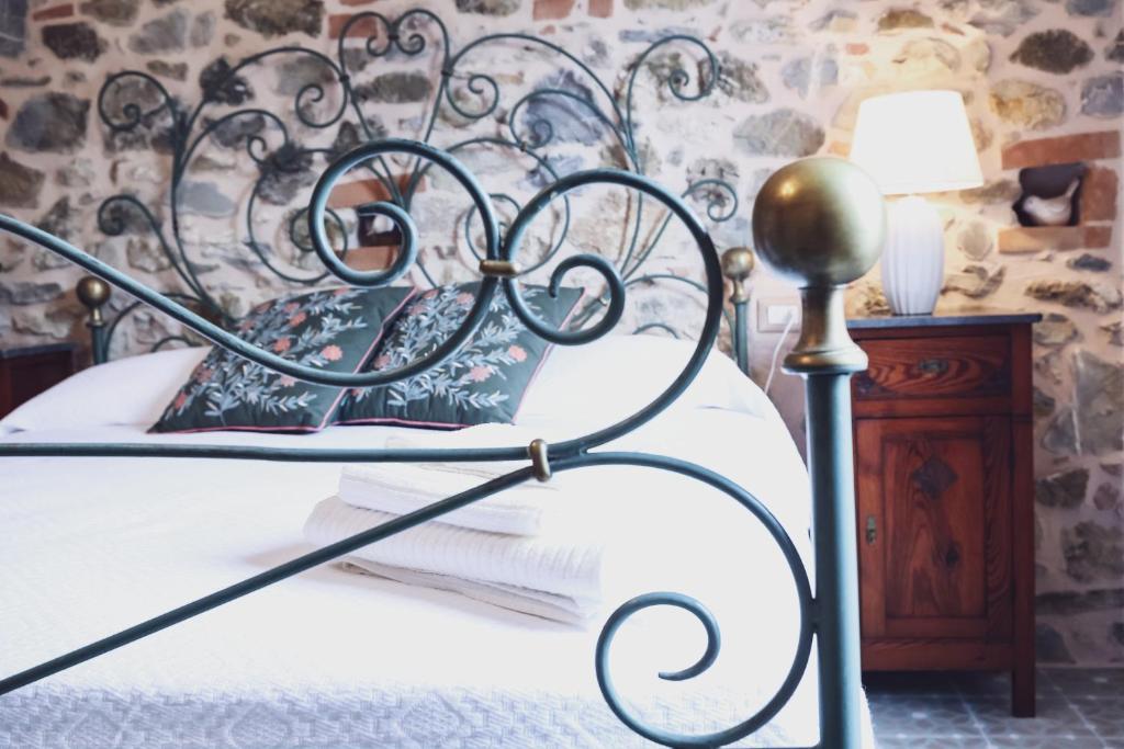 a bedroom with a bed with a metal headboard at Casa Il giuggiolo in Giuncarico
