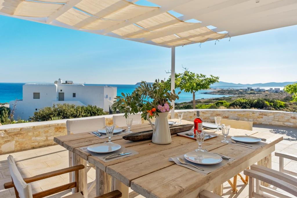 Fotografia z galérie ubytovania Scenic Seaview villa Iris at Faragas v destinácii Angairiá