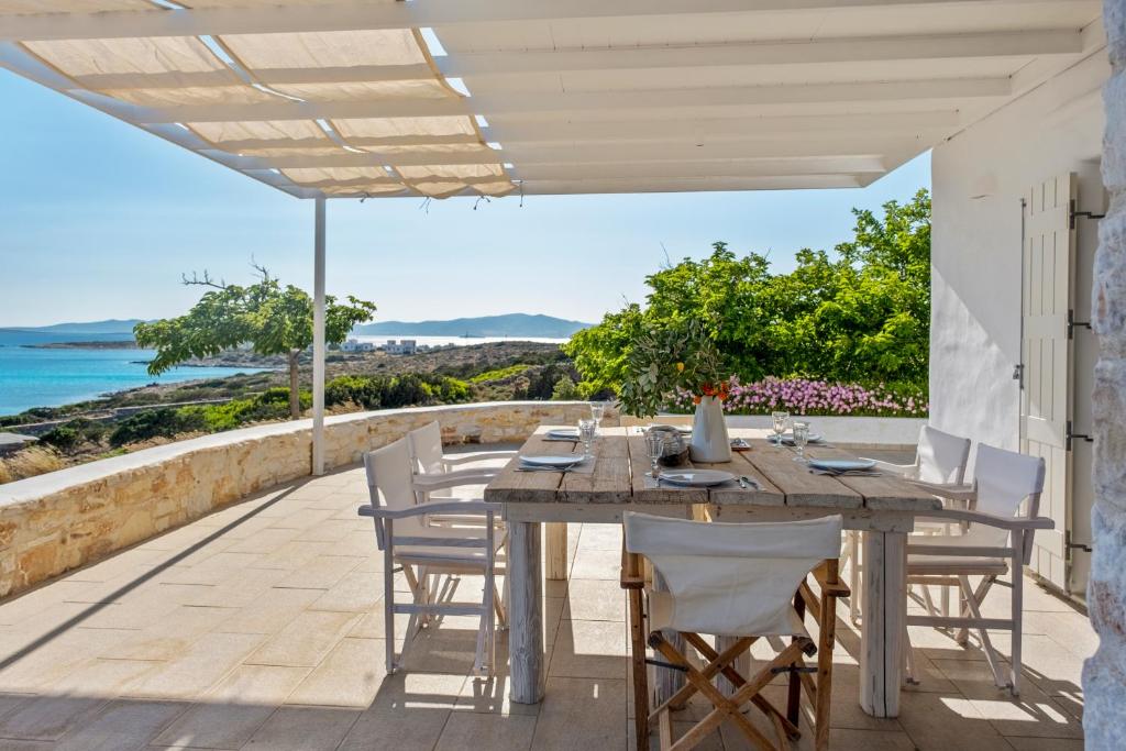 Fotografia z galérie ubytovania Scenic Seaview villa Iris at Faragas v destinácii Angairiá