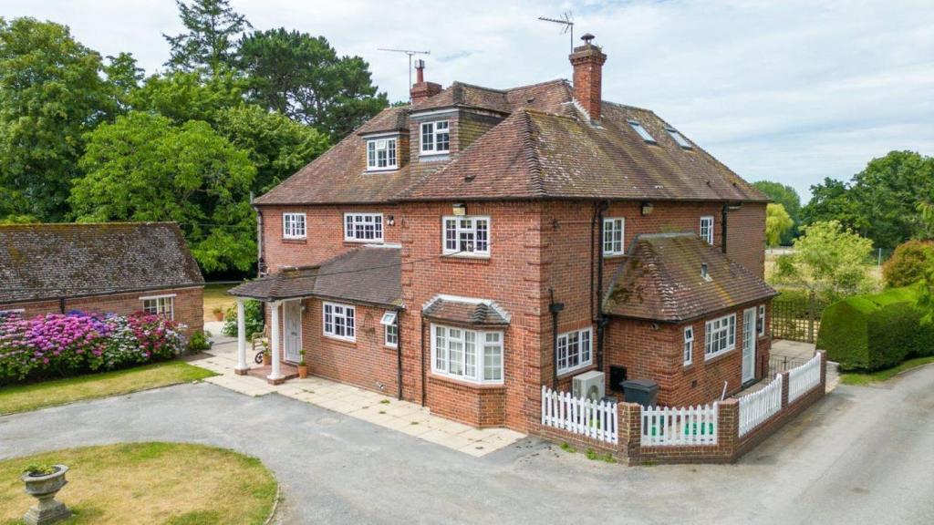 New Forest Country House with Grounds & Hot Tub, Ringwood (updated