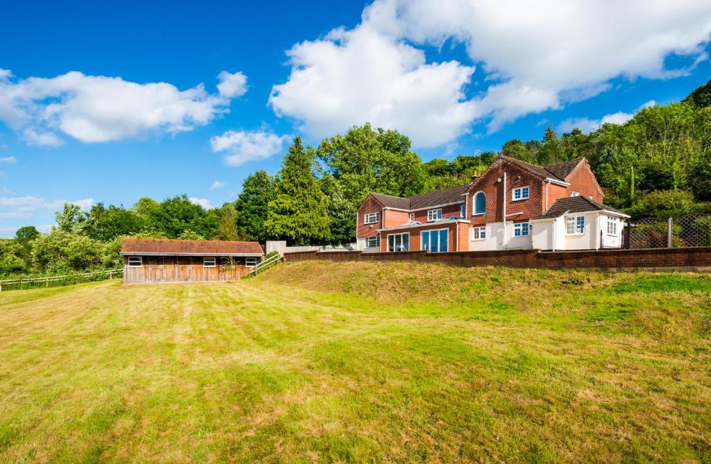 une grande maison au-dessus d'un champ herbeux dans l'établissement Croft House Sleeps 14 ꕤ Country Views nr Salisbury, à Salisbury