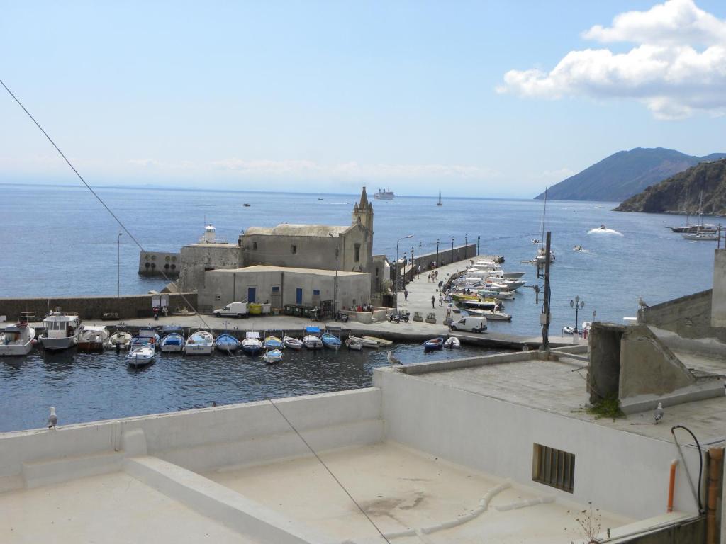 vistas a un puerto con barcos en el agua en Appartamenti Oreto, en Lipari