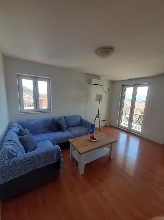Posezení v ubytování Lovely 2-bed apartment with balcony/free parking.