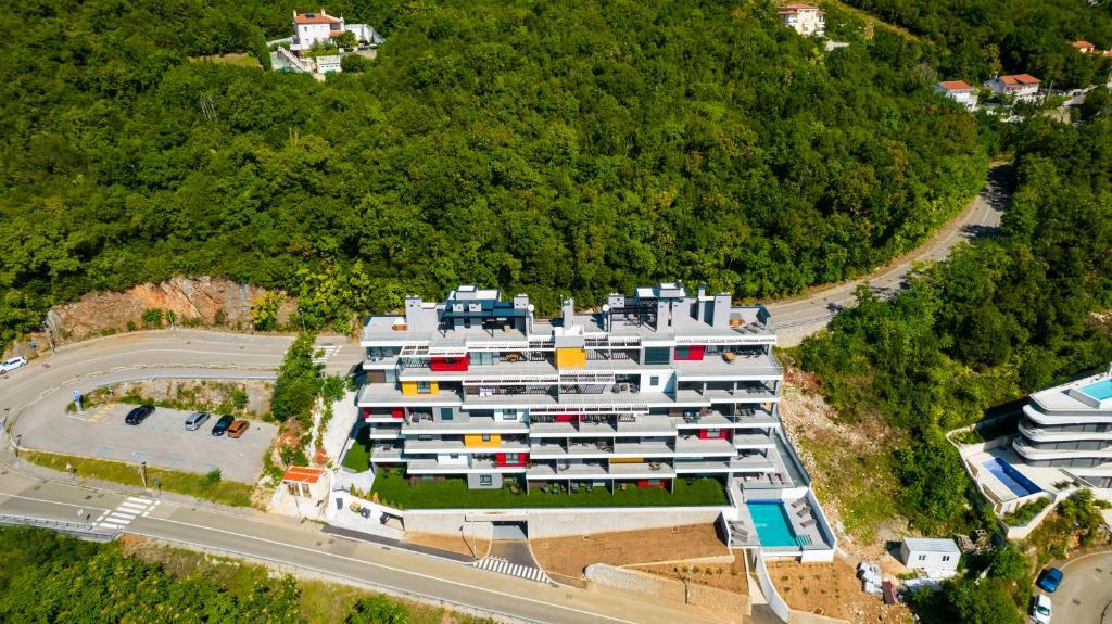 una vista aérea de un gran edificio en una carretera en Carmen Residence Apartments, en Opatija