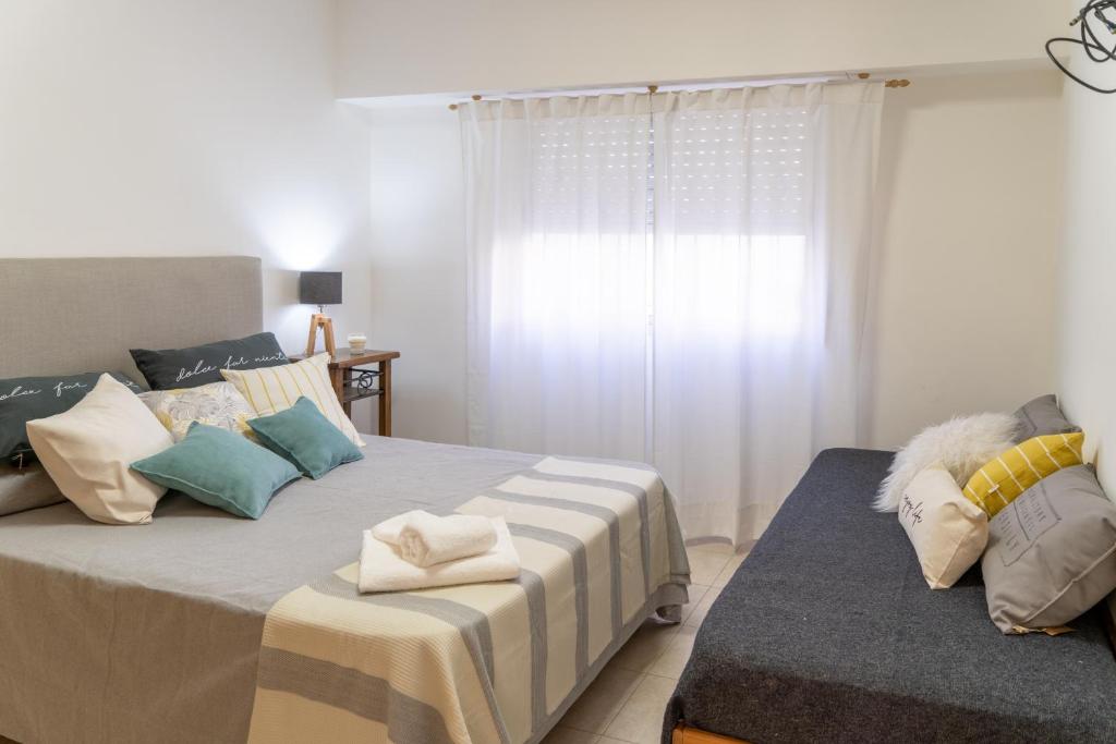 1 dormitorio con 2 camas y ventana en Moana Alojamientos en Junín
