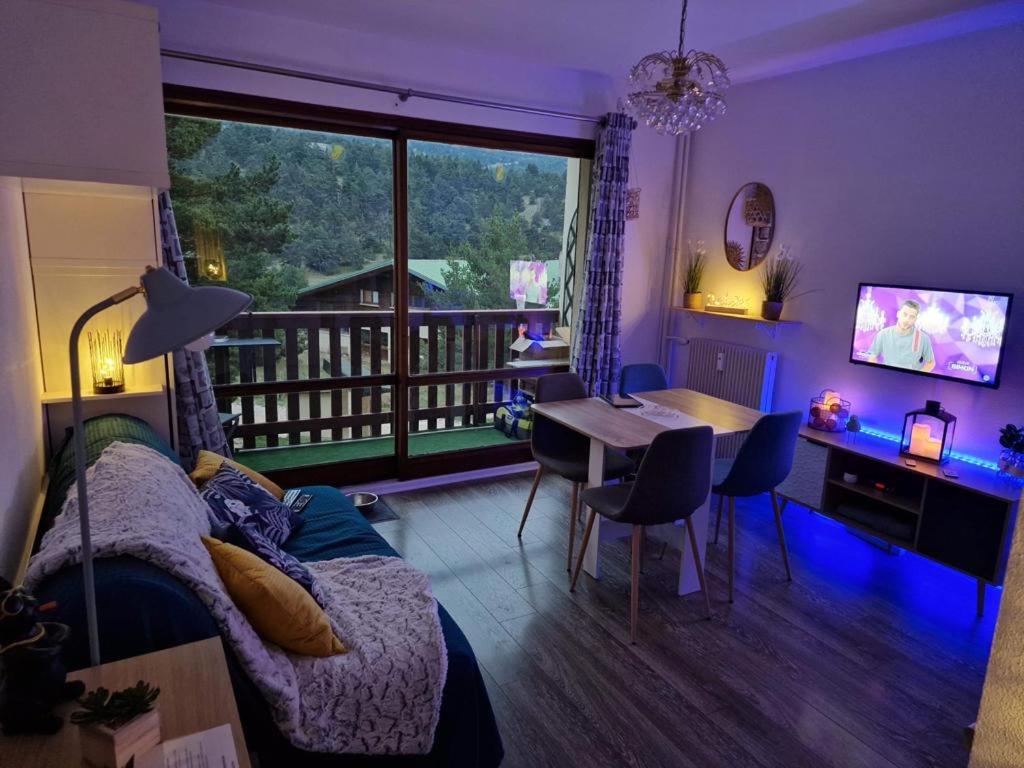 Зона вітальні в U066 - Appartement cosy, vue sur la montagne à Gréolières