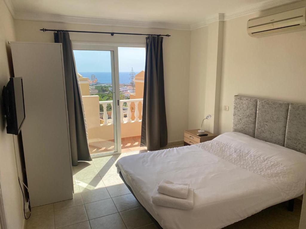 Posteľ alebo postele v izbe v ubytovaní Casa Mariben, Vacation Rental home Vv 3 Bedrooms private pool with sea views