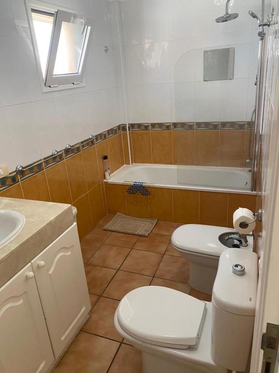 Kúpeľňa v ubytovaní Casa Mariben, Vacation Rental home Vv 3 Bedrooms private pool with sea views
