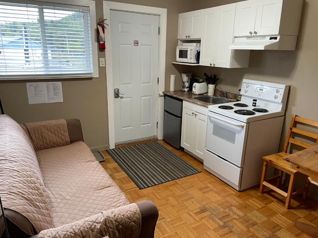 A kitchen or kitchenette at Rivers End Motel