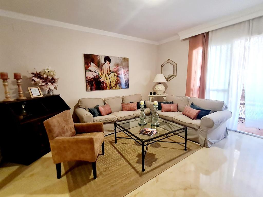 sala de estar con sofá y mesa en TRIANA SOUL MARCUR precioso piso 1 PARKING GRATIS, en Sevilla
