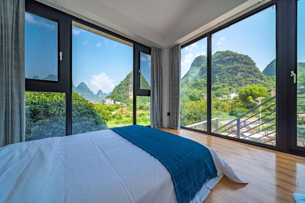 Nespecifikovaný výhled na hory nebo výhled na hory při pohledu z hotelu