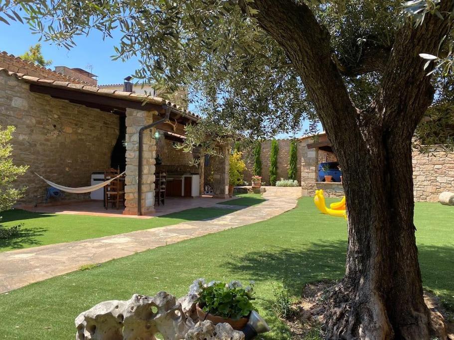A garden outside Casa rural CAL SERRA