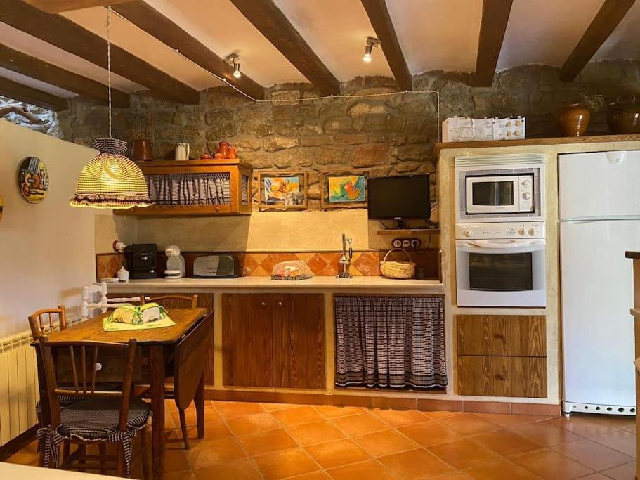A kitchen or kitchenette at Casa rural CAL SERRA