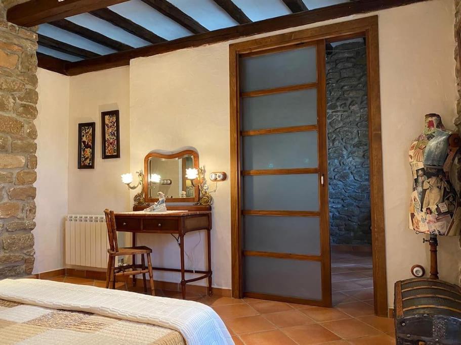 A bed or beds in a room at Casa rural CAL SERRA