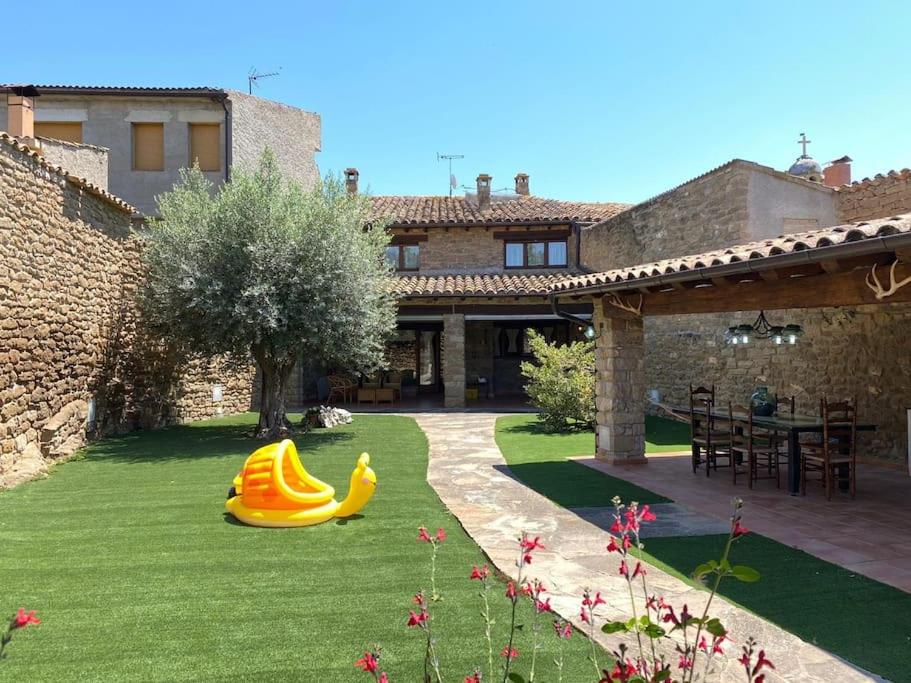 A garden outside Casa rural CAL SERRA