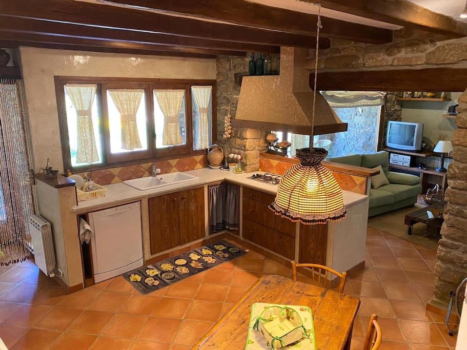 A kitchen or kitchenette at Casa rural CAL SERRA