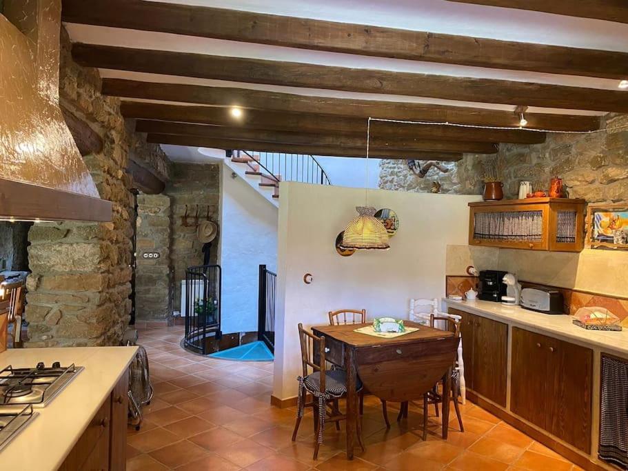 A kitchen or kitchenette at Casa rural CAL SERRA