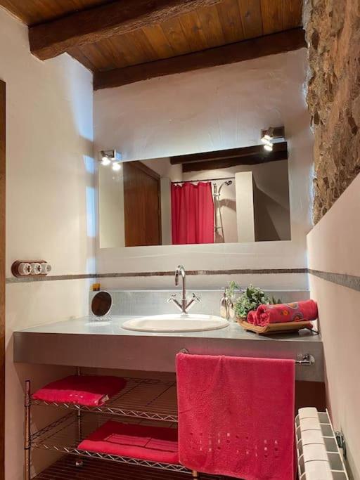 A bathroom at Casa rural CAL SERRA