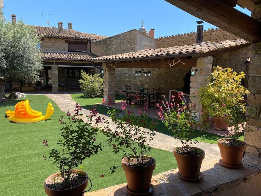 A garden outside Casa rural CAL SERRA
