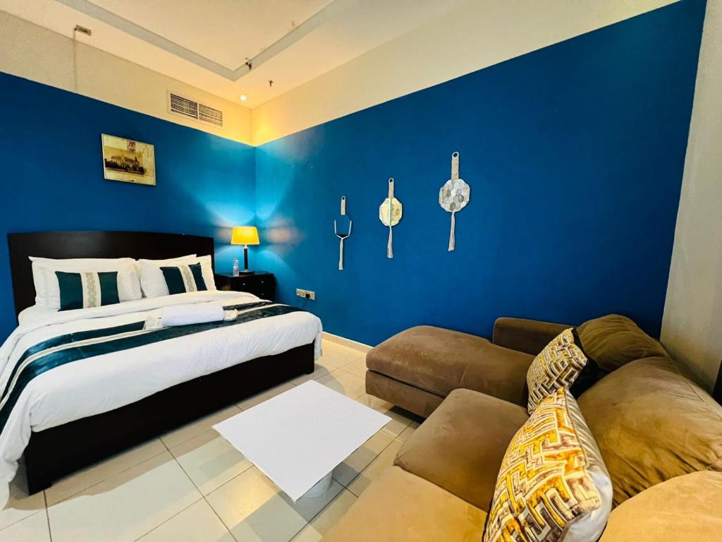 Säng eller sängar i ett rum på 3 bedroom marina beach view apartment skyview tower marina