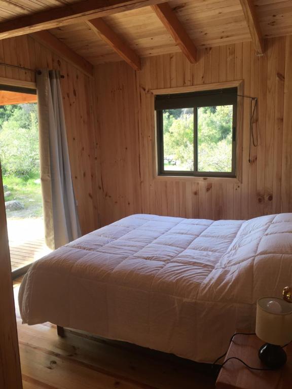 Postel nebo postele na pokoji v ubytování Los Quenes River Lodge