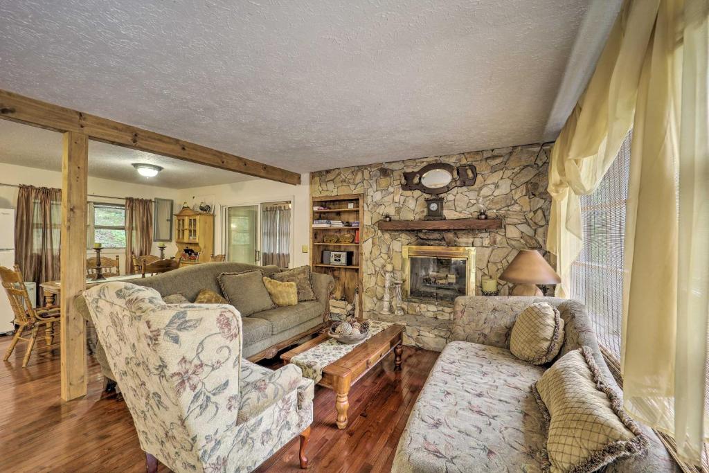 Charming Elk Park Retreat Less Than 9 Mi to Ski Area!, Elk Park