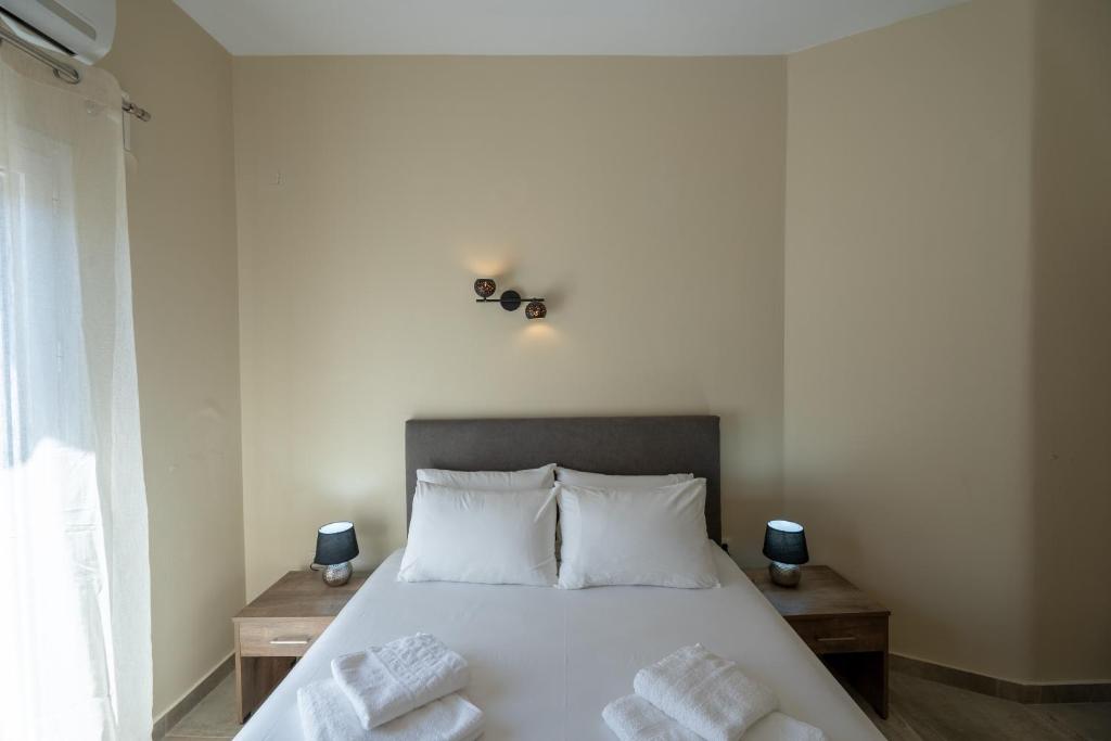 ein Schlafzimmer mit einem Bett mit zwei Handtüchern darauf in der Unterkunft Kate-Mari House in Skala