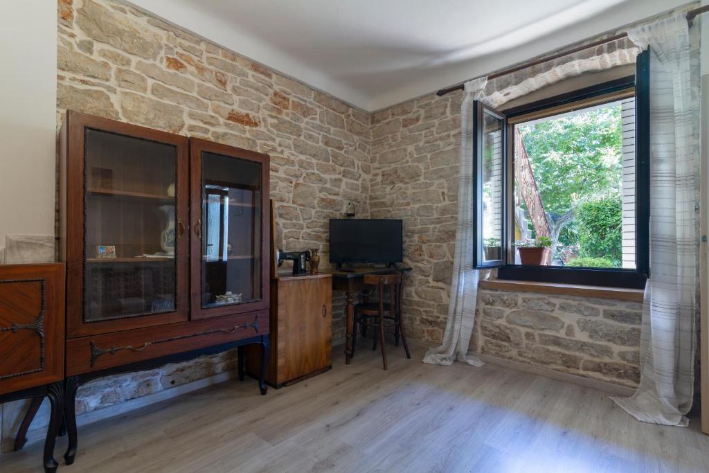 Televízia a/alebo spoločenská miestnosť v ubytovaní Holiday stone house