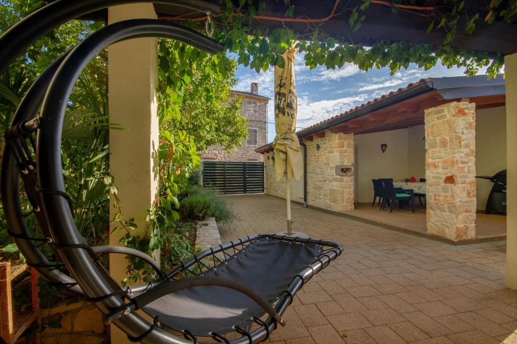 Patio alebo iná vonkajšia časť ubytovania Holiday stone house