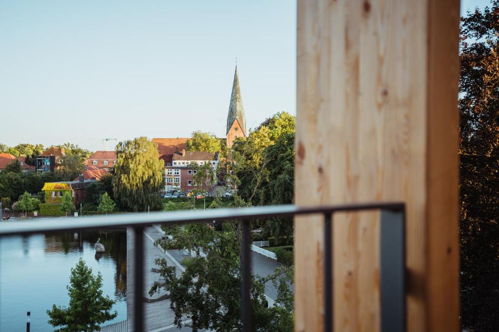 Výhled na řeku, která protéká v blízkosti hotelu