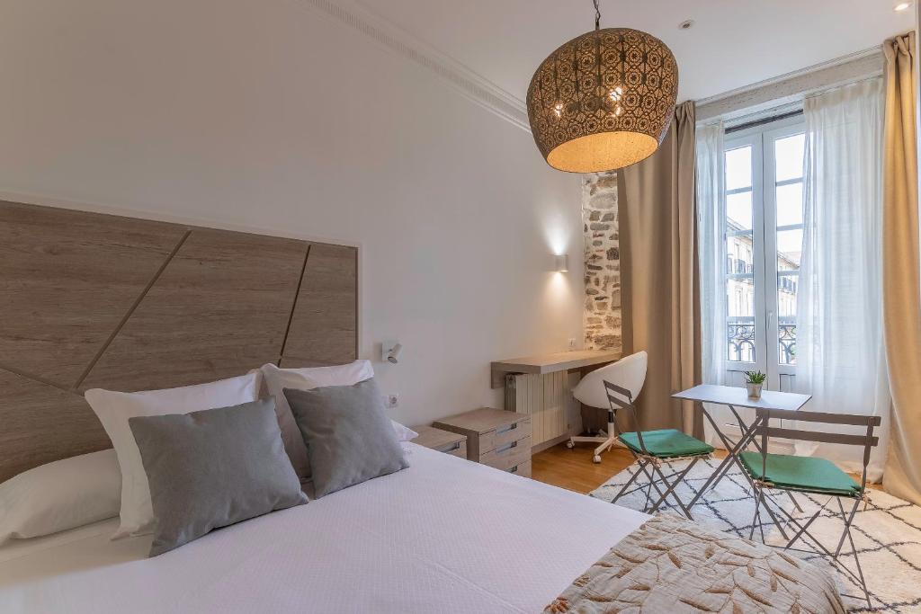 Кровать или кровати в номере Habitaciones Apartamento B&B Plaza Nueva 8