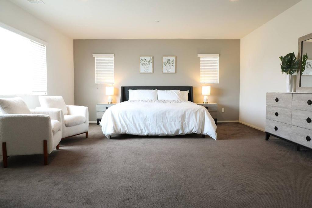 Cheerful 4 Bedroom Entire House Lots Of Open Space - Housity