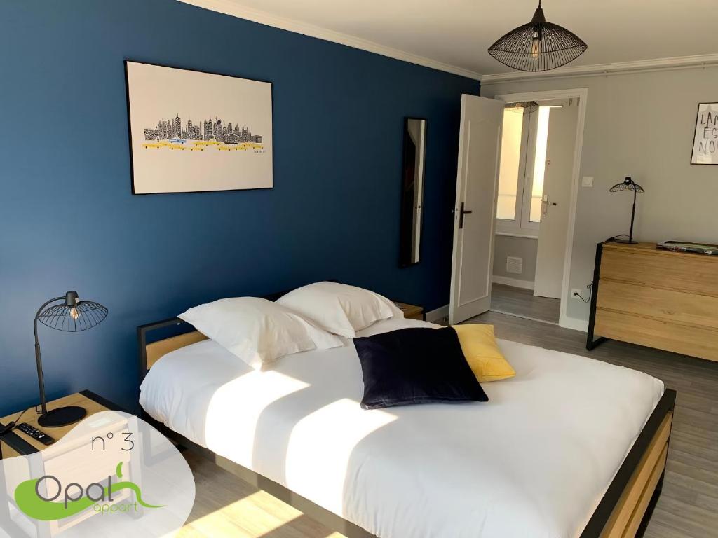 two beds in a bedroom with blue walls at OPAL'APPART in Boulogne-sur-Mer