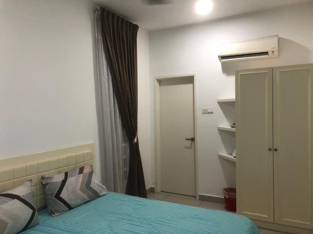 怡保的住宿－R&C Homestay 5，一间卧室配有一张床和一个衣柜及一扇门