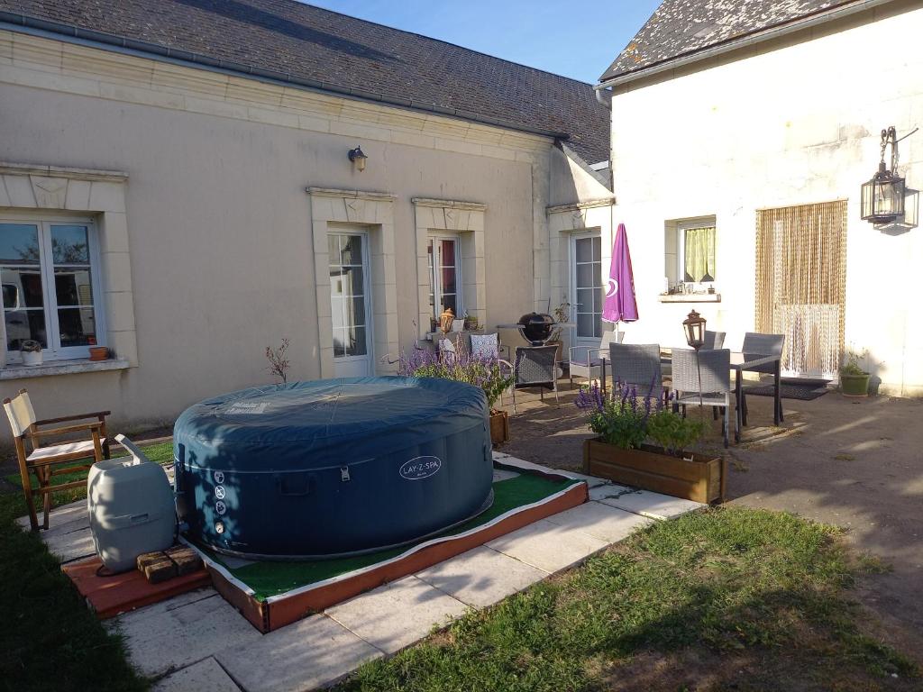 a large blue tub sitting outside of a house at chambre d'hôte trôo in Trôo