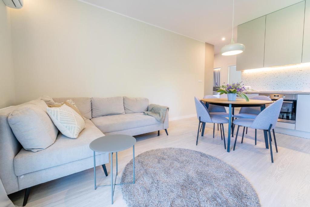 Posedenie v ubytovaní Unique View Apartment - 3pok, 4 łóżka, widok na rzekę, centrum, Netflix, parking, winda