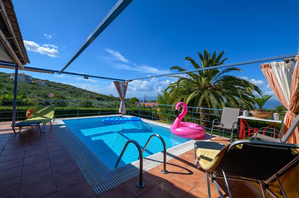 een zwembad met een roze flamingo op een balkon bij Cozy Small Smart Villa with Private Pool Mikri Mantineia Kalamata in Kalamata