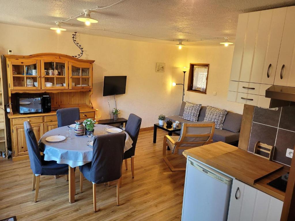eine Küche und ein Wohnzimmer mit Tisch und Stühlen in der Unterkunft Duplex 3 pièces aux Gets, proche pistes avec parking et wifi - FR-1-598-23 in Les Gets