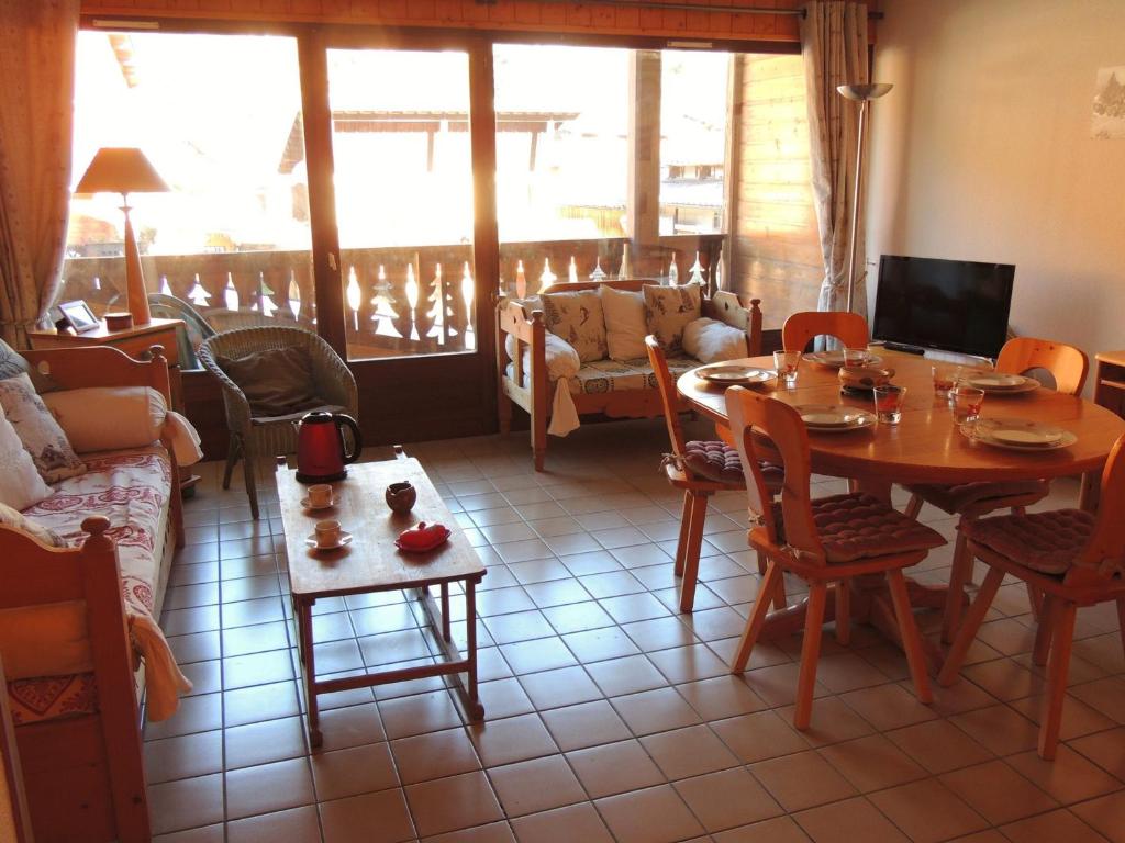 a living room with a table and a couch at Appartement Les Gets, 3 pièces, 5 personnes - FR-1-598-73 in Les Gets