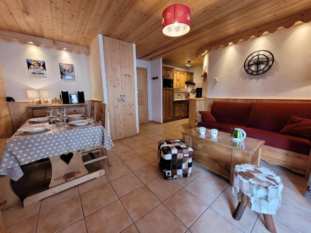 un salon avec un canapé rouge et une table dans l'établissement Confort alpin : T3 proche pistes, parking, Wifi - FR-1-598-74, aux Gets