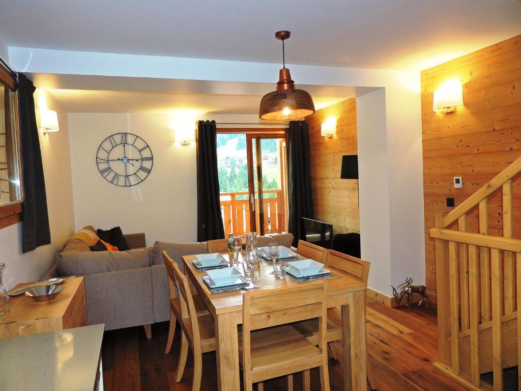 un salon avec une table et un canapé dans l'établissement Charmant triplex 3* avec parking, WiFi, proche centre village - FR-1-598-32, aux Gets
