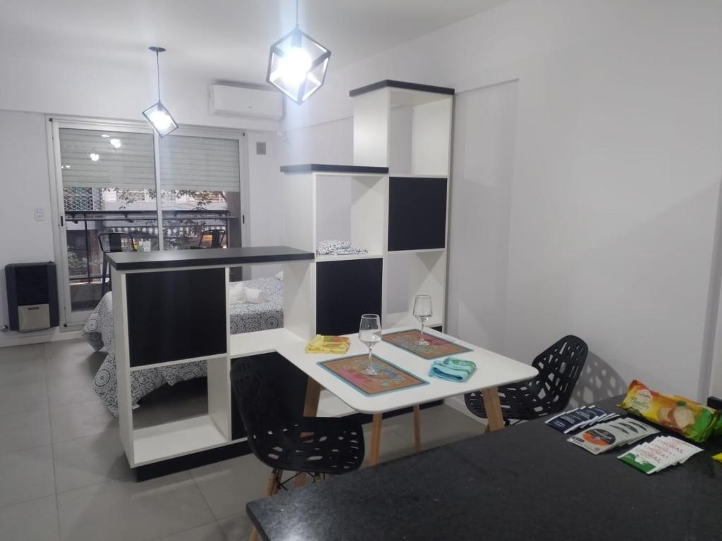 ein Wohnzimmer mit einem weißen Tisch und Stühlen in der Unterkunft Alquiler Temporario Rosario 4 in Rosario