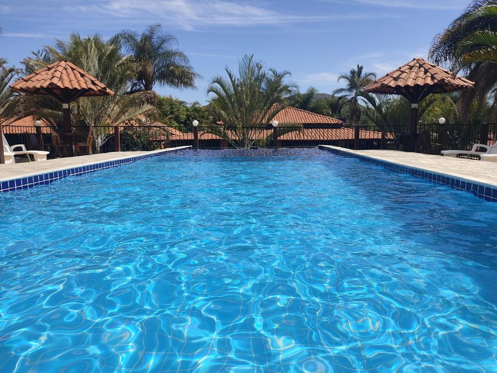 une grande piscine d'eau bleue dans l'établissement Pousada Raio de Luz, à Pirenópolis