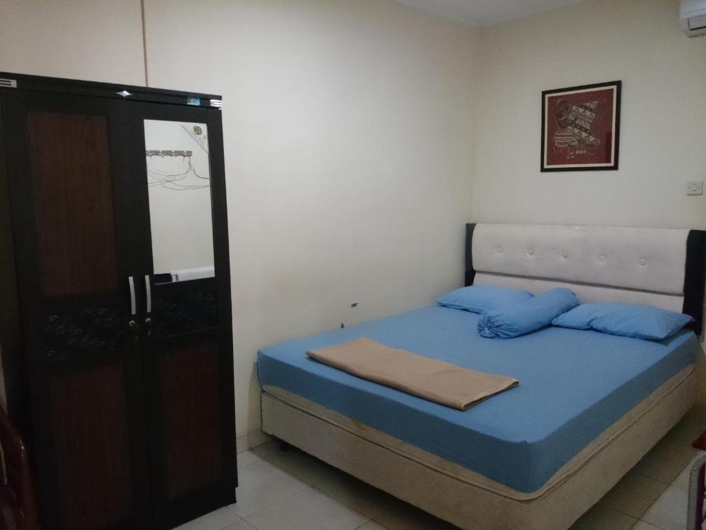 Postel nebo postele na pokoji v ubytování Pondok Seruni Kemanggisan Jakarta