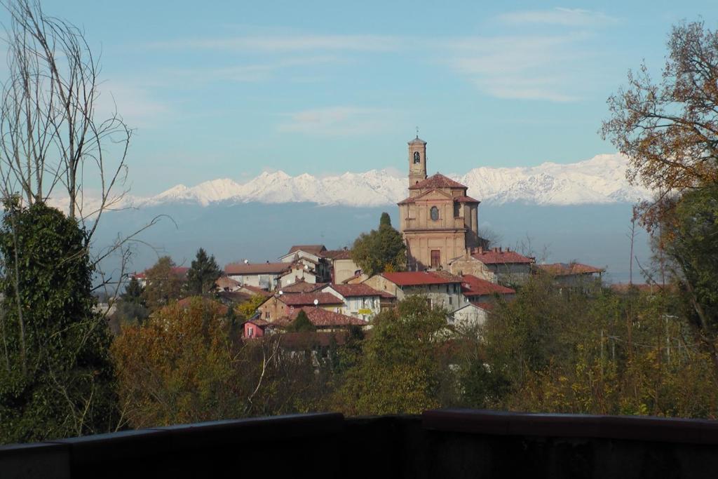 een stad met een kerk op een heuvel met bergen bij Un Sogno nel Borgo in Gabiano