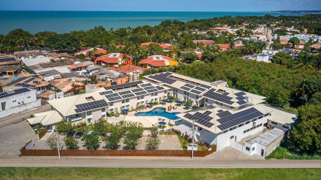 uma vista aérea de uma grande casa com painéis solares em SunBahia Praia Hotel em Porto Seguro