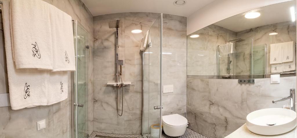 Sky Roof Apartments - Deluxe Suite With Spa Bath